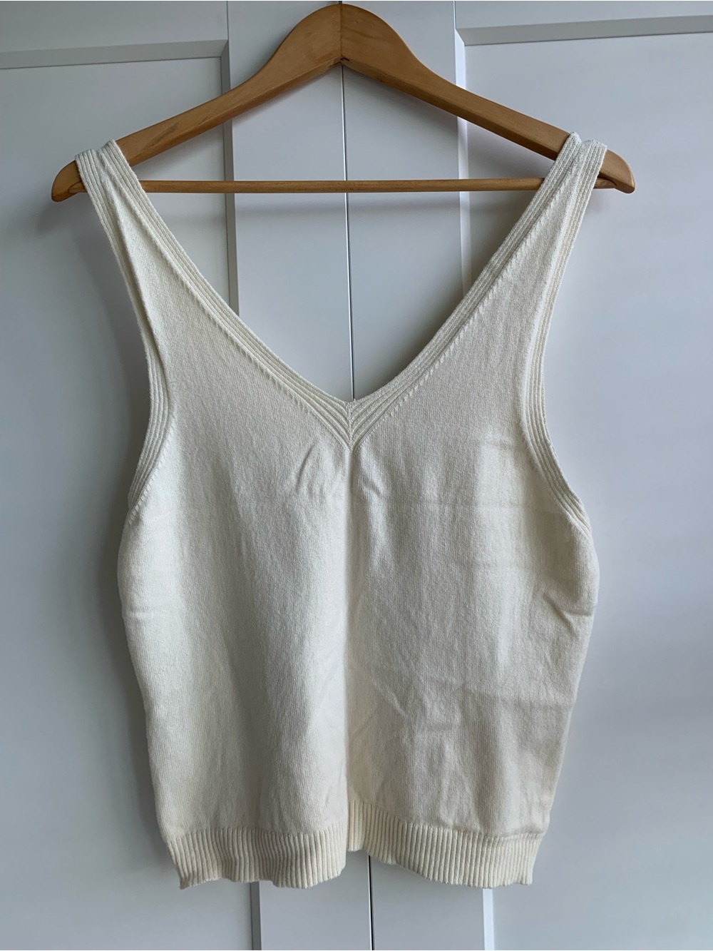 Babaton Knitted Tank Top Cream Deep V‑Neck size L cotton and cashmere blended - Picture 3 of 9